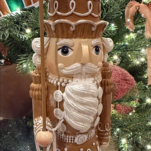 Peppermint square Gingerbread man nutcracker - Picture 3 of 8